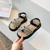 Chinelos infantis sapatos de princesa brilhantes 2026 verão novos sandálias infantis menina estilosa de dedo aberto sapatos de praia