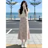 Top de manga corta ajustado y texturizado con ambiente suave estilo coreano, Falda rosa floral de cintura alta, Conjunto de dos piezas para mujer