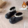 26 Botas Curtas Forradas com Fleece Outono/Inverno para Meninas Botinhas Estilo Martin Botas de Couro Versáteis para Crianças Sola Macia Calçados para Bebês e Crianças Pequenas Caminhar