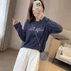 Camiseta de manga larga minimalista estilo coreano, suave y amigable con la piel, de terciopelo para bebé, con flocado de letras y acabado cepillado, perfecta como capa interior de otoño o top base para mujer