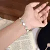 Producto Popular de Xiaohongshu: Pulsera Exquisitamente Elaborada de Flor de Trébol de Cuatro Hojas para Mujer, Ajustable, con Diamantes Brillantes, Lujo Ligero, Delicada y de Moda, Disponible para Dropshipping