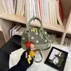 Bolsa de mão feminina transfronteiriça, nova coleção outono/inverno, design moderno, fresco e doce, bolsa tote em formato de concha, estilo leve de luxo com bolinhas, bolsa de ombro e bolsa transversal feminina