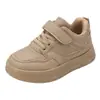 Zapatillas Blancas para Niños 2026 Otoño/Invierno Nuevo Modelo Zapatos Deportivos para Niños Ligeros Zapatos Casuales de Tabla para Niñas Suela Suave Zapatos para Bebé Modernos