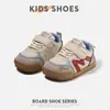 Colección Primavera/Otoño 2026: Zapatos para caminar con suela de cuero, zapatos con temática de dibujos animados para bebés niños y niñas, zapatillas de caña baja, lindos zapatos deportivos
