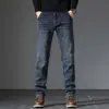 Jeans de alta gama para hombre de Hong Kong 2026 otoño e invierno nuevo estilo holgados de pierna recta con forro polar engrosados pantalones de vestir ligeros