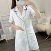 Ropa de Trabajo para Salón de Belleza de Verano, Bata Blanca para Esteticista Mujer, Alta Gama para Tratamiento de Piel y Bordado de Tatuajes, Mangas Tres Cuartos y Nueve Cuartos