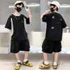 Conjunto de Roupas de Verão para Meninos 2026 Novo Estilo Crianças Médias e Grandes Versão Coreana Bloco de Cores Manga Curta Calça de Trabalho Conjunto de Duas Peças Tendência Legal Estilo Esportivo