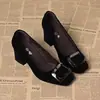 Zapatos de mujer de ante estilo francés con hebilla cuadrada, zapatos de tacón bajo elegantes de punta cuadrada de venta caliente otoño 2026, zapatos de vestir individuales para mujer cómodos y versátiles