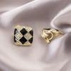 Pendientes de Clip Elegantes y Versátiles para Mujeres Sin Perforaciones, Adecuados para el Viaje Diario, con un Toque de Lujo Ligero de Alta Gama, Diseño Triangular