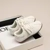 Zapatos de Entrenamiento Alemanes Bordados Estilo Coreano para Niñas Suela Suave Otoño 2026 Nuevos Zapatos Deportivos Versátiles Ligeros Zapatos Casuales de Velcro