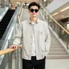 Marca da moda retrô masculina de rua, nova coleção primavera e outono, cardigã casual de botões simples com gola de lapela, logo bordado, camisa de manga longa
