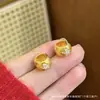 Estilo clássico francês, brincos de banda larga banhados a ouro com detalhes de flor de zircônia, modernos e minimalistas, um toque de luxo, adequados para o uso diário e versáteis para qualquer look