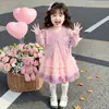 Vestido Suéter de Desenho Animado para Meninas Conjunto de Duas Peças 2026 Outono Novo Estilo Coreano Pequeno Conjunto Chanel Atacado Moda Infantil
