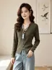 Top de malha elegante estilo coreano com decote V, cachecol de seda e textura canelada, macio e justo ao corpo, de manga comprida, multicolorido, adequado para usar em camadas no outono