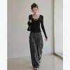 Camiseta preta com renda emendada, cadarço, decote V, manga longa para mulheres, peça básica de outono, modelagem justa, top estiloso