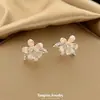 Nuevos Pendientes Versátiles de Estilo Cool con Zirconia de Flor de Cerezo para Mujer, Diseño de Nicho, Lujo Ligero, Realzan la Tez, Pendientes de Moda