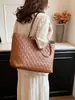 Bolsa Feminina Transfronteiriça de Grande Capacidade para Alunas em Aulas, Nova Bolsa Tote Doce Tendência Outono e Inverno 2025, Bolsa de Ombro Único Acolchoada para o Dia a Dia