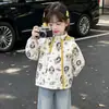 Jaqueta com capuz de outono para crianças 2026 novo estilo bebê moda casual menina primavera e outono desenho animado esportivo top