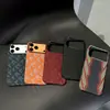 Funda de Teléfono Kevlar Adecuada para Apple 18Promax con Succión Magnética Integrada, Cubierta Protectora Anti-Caídas con Patrón a Cuadros para iPhone 17 16
