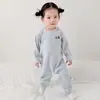 Novo macacão de seda para primavera e outono para bebês, com design ombro a ombro, mangas compridas, estilo pullover e pode ser usado como roupa de engatinhar, pijama ou body.