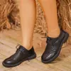 E-commerce transfronteiriço, tamanhos grandes, nova coleção primavera/outono 2026, sapatos femininos de couro com salto grosso, estilo britânico preppy, sapatilhas de cadarço da moda