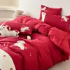 Conjunto de Quatro Peças em Algodão de Fibra Longa com Desenho e Bordado de Cavalo Vermelho Fofo, Capa de Edredom, Lençol de Cama 100% Algodão para Uso na Cama 1