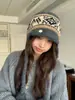 Nuevo Gorro de Punto Versátil Estilo Étnico Otoño e Invierno 2025 para Mujer, Resistente al Frío, Cálido, Protector de Orejas, Cubre-Cabeza, Gorro Lei Feng, Moderno