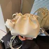 Bolso de mujer de alta gama 2026 nuevo de moda primavera-verano popular bolso de hombro axila bolso de cubo cruzado exquisito para el trabajo
