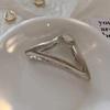 Pinza para el pelo de metal triangular de diseño simple para mujer, pinza de agarre elegante para la parte posterior de la cabeza, pinza grande de alta gama versátil para Internet