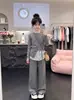 Conjunto de otoño estilo coreano, corte relajado, para niñas: un look sofisticado en capas con un cárdigan de punto gris, ribete de encaje y pantalones de pierna ancha
