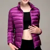Venta al por mayor directa de fábrica, chaqueta ligera de algodón estilo coreano para mujer, corte ajustado, corta, con capucha, abrigo cálido y moderno