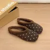 Sandálias de encaixe com poá estilo francês para mulheres, adequadas para uso ao ar livre, coleção outono/inverno 2026, apresentando um design macio e felpudo de meia-chinelo com sola macia, semelhantes às sandálias Birkenstock ou Mule
