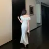 Vestido Blanco Estilo Sirena Ceñido a la Cintura para Invitada de Boda Falda Larga 2026 Vestido con Volantes Hombros Descubiertos Temperamento de Socialité Francesa