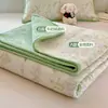 Un lado está hecho de algodón puro y el otro lado está hecho de terciopelo de leche.. Este es un juego de ropa de cama de tres piezas para estudiantes, que incluye un edredón de algodón con forro polar, una alfombrilla de tatami y un colchón suave.