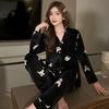 Pijama de pareja de terciopelo dorado de alta calidad con estampado de camelia para mujer, primavera y otoño, negro, manga larga, blanco, traje cárdigan para otoño e invierno