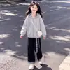 Conjunto de Dos Piezas para Niña con Sudadera a Cuadros Estilo Universitario 2026 y Pantalones Casuales Elegantes