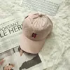 Gorra de Béisbol Bordada con Letras de Gato Estilo Japonés 2026 para Mujer, Versión Coreana con Visera Ancha, Sensación de Alta Gama, Gorra de Pico para el Día a Día