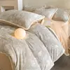 Juego de cuatro piezas estilo retro bordado de terciopelo de leche, felpa de coral engrosada para invierno, funda de edredón cálida, sábana de franela, juego de ropa de cama 3