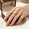 Anillo de mujer de moda con diseño de cruz explosiva de estilo caliente, geométrico exquisito, tejido hueco, con circonita brillante, anillo elegante de temperamento