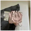 Bolsa de Mão Estilo Coreano Plissada em Formato de Balde Feminina Nova Chegada da Primavera Elegante Luxo Leve Casual Moda Ombro Único Nicho Transversal