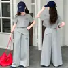 Conjunto de Moda de Verano para Niños de Manga Corta 2026 Nuevo Estilo Conjunto de Dos Piezas Negro y Gris con Pantalones de Pierna Ancha para Niñas