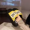 Chinelos femininos de sola grossa, para calçar sem cadarço, para uso em casa e ao ar livre, sandálias casuais de verão 2026, novas, com sola macia, para uso externo.