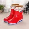 Botas de lluvia de goma PVC para mujer con suelas gruesas, elegantes y ligeras, impermeables para lluvia y sol, adecuadas para uso en la cocina, a prueba de fugas