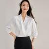 Camisa Blanca de Satén Suave con Cuello en V para Primavera y Otoño, con un Ambiente de Lugar de Trabajo Profesional, Diseño Elegante, Mangas Tres Cuartos, Top para Mujer 15773