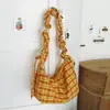 Bolso cruzado de estilo coreano con tonos cálidos color caramelo y volantes para estudiantes universitarias con un toque artístico, para ir de compras, salir y hacer picnics