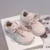 Zapatos casuales de moda y versátiles para niñas, nueva colección primavera/verano 2026, zapatos infantiles de suela blanda estilo Forrest Gump, cómodos y elegantes para niños mayores