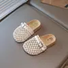 Pantuflas de Turbante para Niñas 2026 Verano Nuevo Estilo Coreano Estilo Pequeño Chanel Niñas Suela Gruesa Tejidas Huecas Sandalias de Playa Modernas