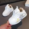 2026 Novos Sapatos Infantis de Primavera/Outono para Meninos e Meninas, Tênis Casuais Infantis com Desenhos, Cano Baixo, Sapatos Brancos, Tênis Esportivos Simples