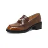 Zapatos de Cuero Pequeños Estilo Moneda de Oro Color Maillard Retro Francés de Boca Profunda 2026 Invierno Slip-on Tacón Grueso Suela Gruesa