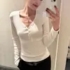 Nuevo T-shirt de manga larga de color sólido, cuello bajo, estilo coreano, sofisticado, adelgazante, capa base para mujer, otoño temprano 2026